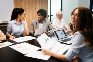 pessoas reunidas discutindo a organização financeira empresarial