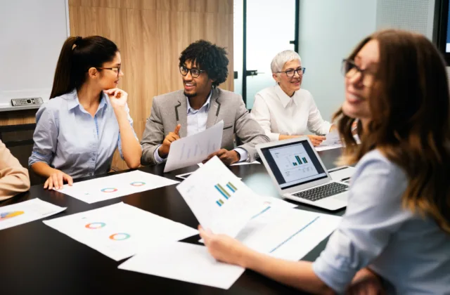 pessoas reunidas discutindo a organização financeira empresarial