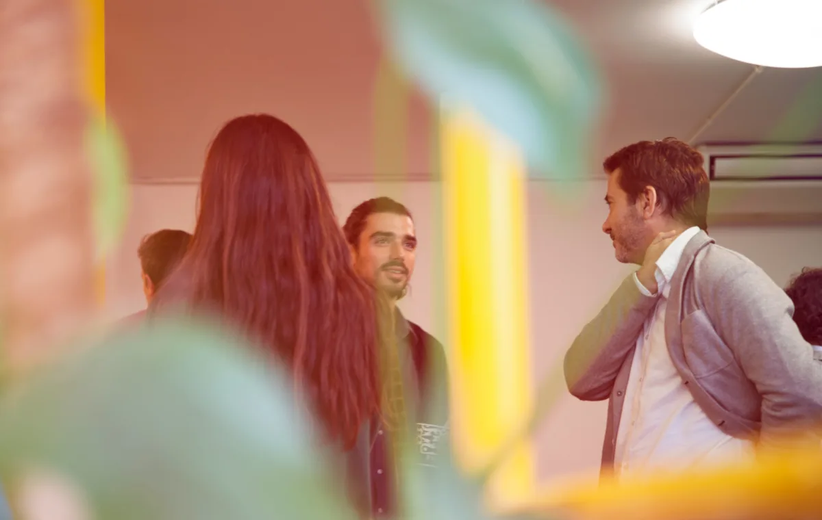 imagem ilustrativa de uma conversa entre empresários com o objetivo de ilustrar um networking