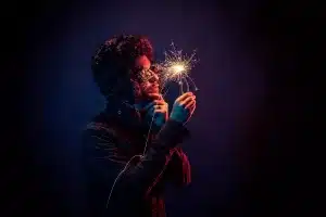 imagem ilustra homem com uma lampada acesa na mão, dando ideia de pensamento inovador.
