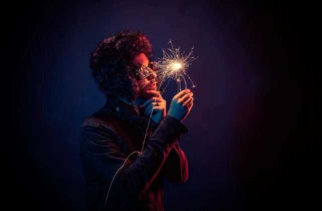 imagem ilustra homem com uma lampada acesa na mão, dando ideia de pensamento inovador.