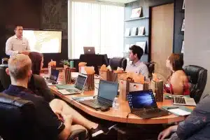 Reunião de equipe onde se discute expansão empresarial.