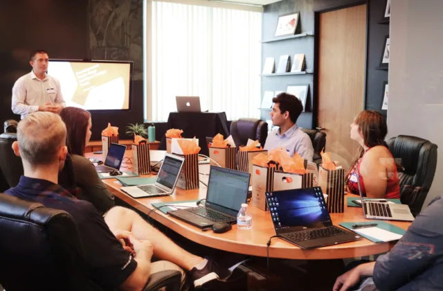 Reunião de equipe onde se discute expansão empresarial.