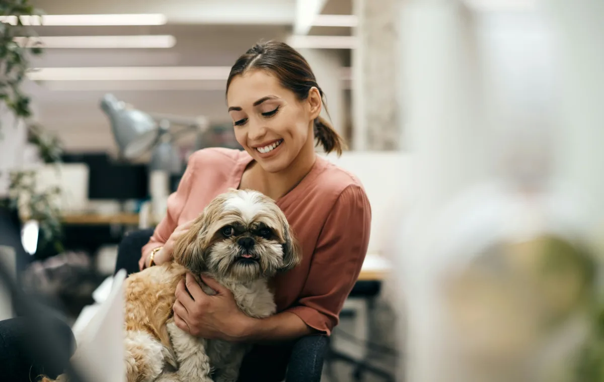 Mulher segurando cachorro de pequeno porte em seu Pet Shop - Descubra como abrir um Pet Shop com o Sebrae RN